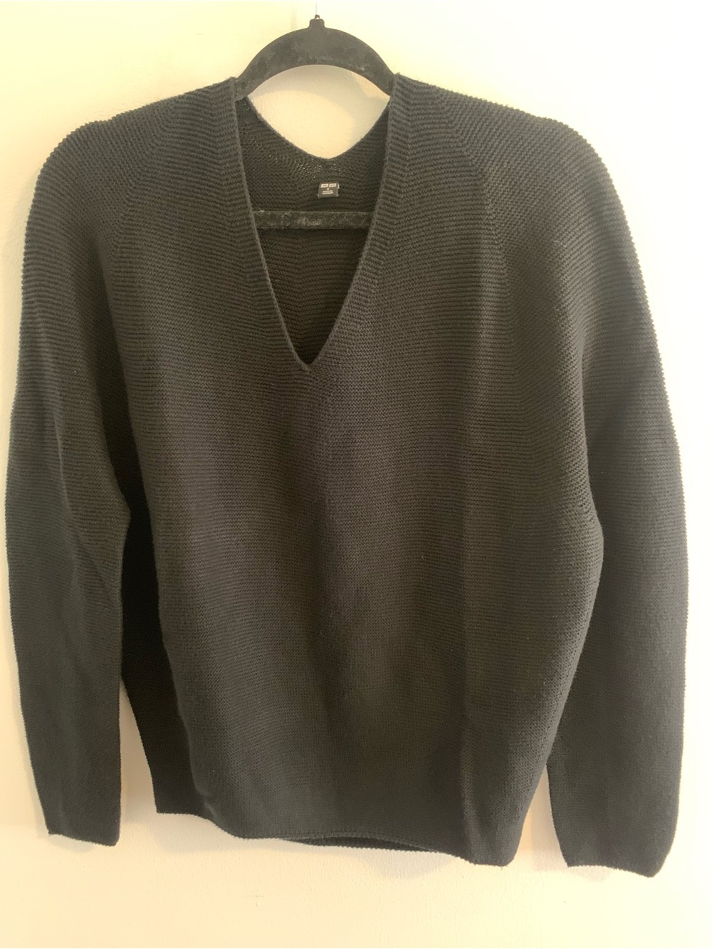 Uniqlo Women's Black Cocoon  Style V-Neck Sweater